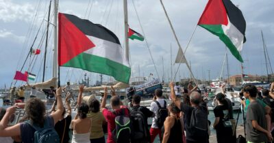 Copertina di La Flotilla quasi a Creta: Israele minaccia ancora blocchi in mare e arresti