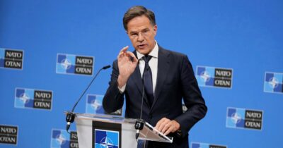 Copertina di Kiev vuole lo 0,25% del Pil dei Paesi Nato. Gli Usa agli alleati: “Impegno senza parassiti”. E Rutte sponsorizza l’acquisto di armi di Washington