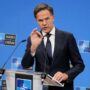 Copertina di Kiev vuole lo 0,25% del Pil dei Paesi Nato. Gli Usa agli alleati: “Impegno senza parassiti”. E Rutte sponsorizza l’acquisto di armi di Washington