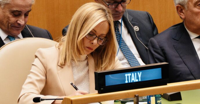 Meloni ora apre al riconoscimento della Palestina: “Solo se ostaggi liberati e Hamas fuori dal governo”. Conte: “Misero espediente”. Schlein: “Basta prese in giro”