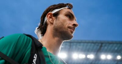 Copertina di Musetti, la prima chance per le Finals è andata: perde la finale di Chengdu contro Tabilo. E il tabù continua: “Una serata dura per me”