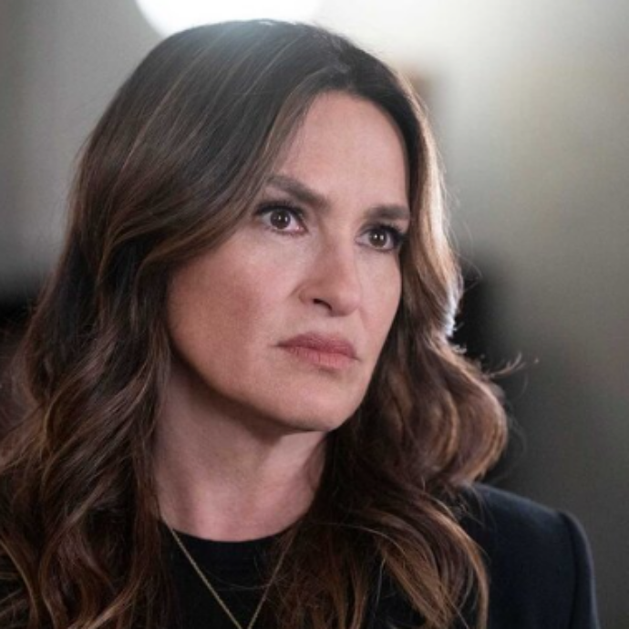 “Il mio parrucchiere aveva bevuto del vino e mi tagliò i capelli cortissimi. Rischiai di essere licenziata, i produttori della serie non gradirono”: parla Mariska Hargitay, l’Olivia Benson di Law&Order