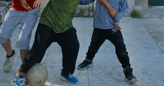 Ragazzini portati in caserma e multati per aver giocato a pallone a Murano