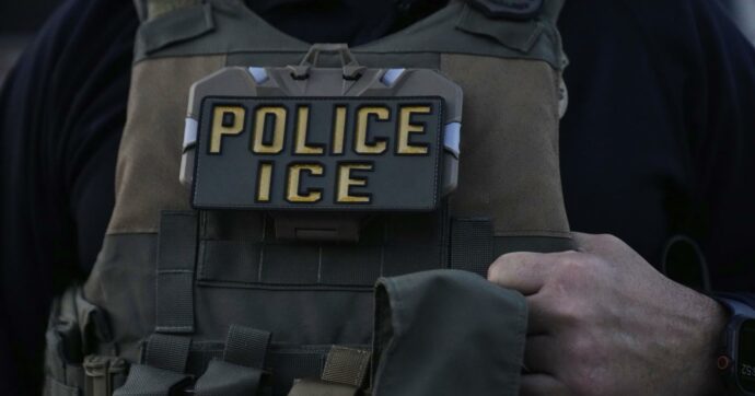 Sale su un tetto e spara contro l’ufficio dell’agenzia anti-immigrazione a Dallas: un migrante ucciso e due feriti