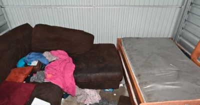 Copertina di “Ci picchiavano e ci dicevano di stare in silenzio”: 6 bambini trovati chiusi in un deposito, la polizia arresta i genitori