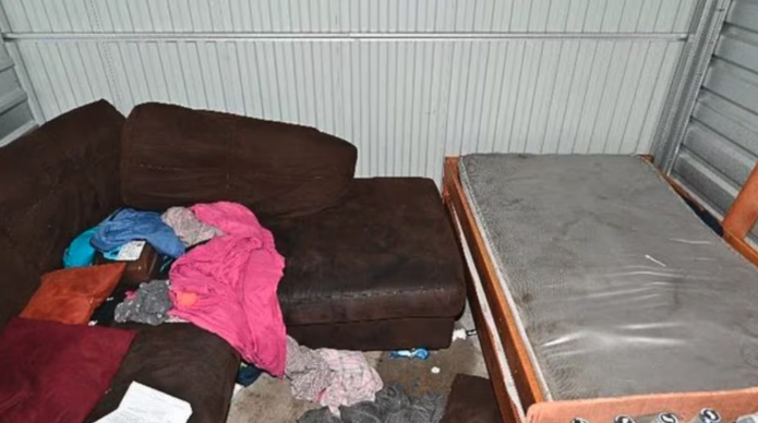 “Ci picchiavano e ci dicevano di stare in silenzio”: 6 bambini trovati chiusi in un deposito, la polizia arresta i genitori