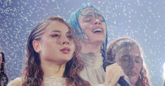 Copertina di Rose Villain scatenata sotto la pioggia e con la danza al Forum di Milano con Annalisa, Elisa e Lazza – VIDEO