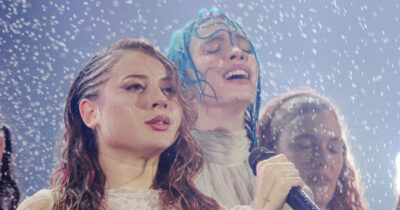 Copertina di Rose Villain scatenata sotto la pioggia e con la danza al Forum di Milano con Annalisa, Elisa e Lazza – VIDEO