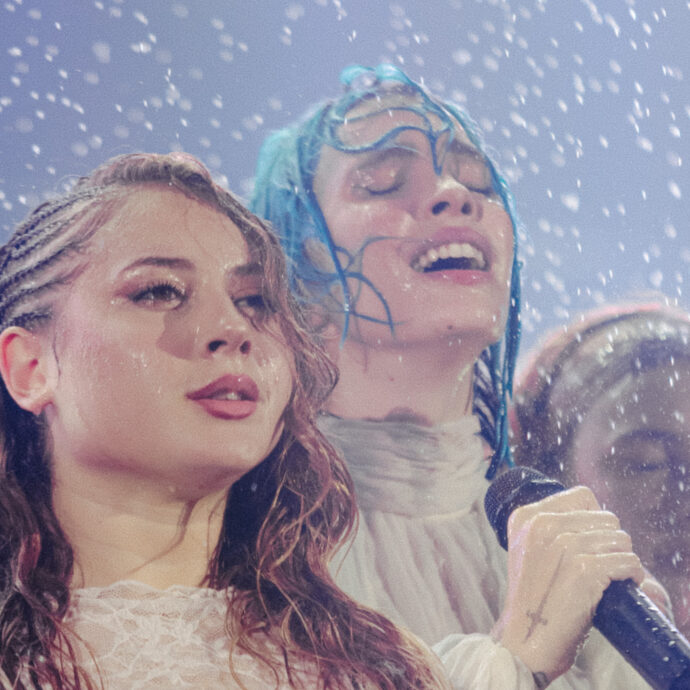 Rose Villain scatenata sotto la pioggia e con la danza al Forum di Milano con Annalisa, Elisa e Lazza – VIDEO