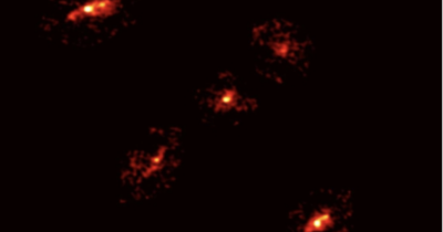 Copertina di “Che diavolo è? È impossibile…”: una misteriosa croce rossa appare nello Spazio, lo stupore degli scienziati e la scoperta che ribalta le attese