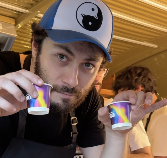 Pinguini Tattici Nucleari servono il caffè rigorosamente “Amaro” a centinaia di fan – IL VIDEO