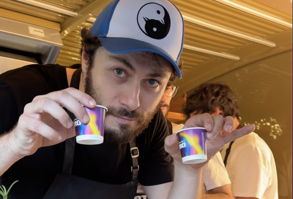Pinguini Tattici Nucleari servono il caffè rigorosamente “Amaro” a centinaia di fan – IL VIDEO