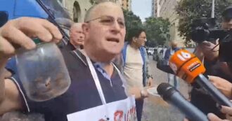 Con le blatte in un barattolo tenta di entrare nel Municipio di Napoli: “Manfredi pensa solo ai ricchi” – Video