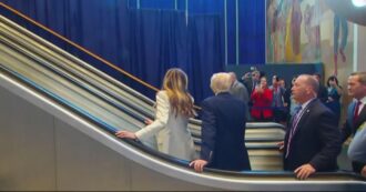 Copertina di Trump arriva all’Onu ma la scala mobile si blocca subito, costretto a salire a piedi. La Casa Bianca: “Volevano umiliarlo?”