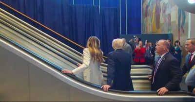 Copertina di Trump arriva all’Onu ma la scala mobile si blocca subito, costretto a salire a piedi. La Casa Bianca: “Volevano umiliarlo?”