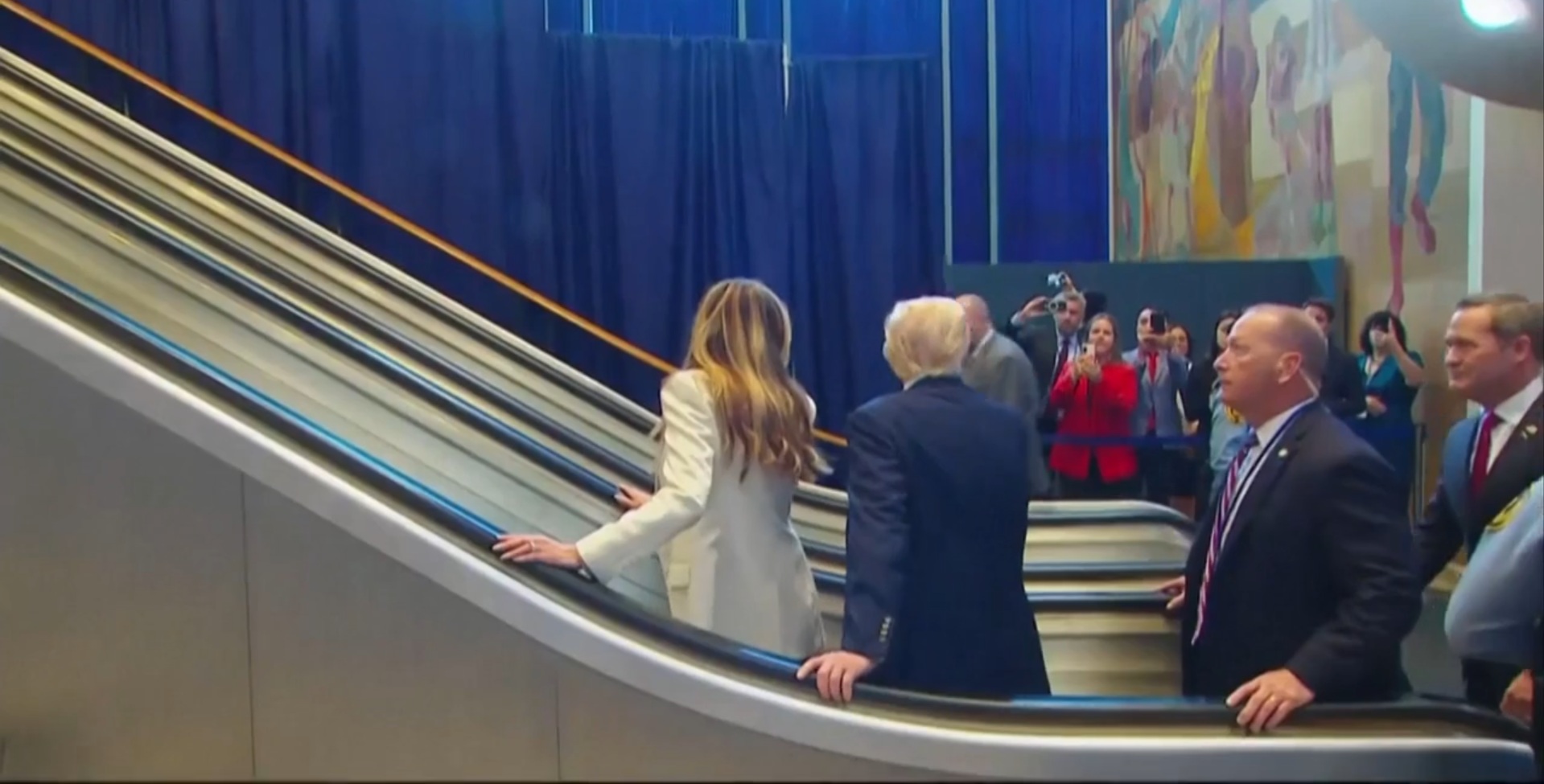 Trump arriva all’Onu ma la scala mobile si blocca subito, costretto a salire a piedi. La Casa Bianca: “Volevano umiliarlo?”