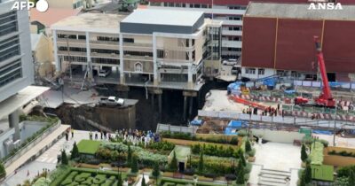 Copertina di Voragine di decine di metri si apre davanti a un ospedale di Bangkok: il video del buco impressionante