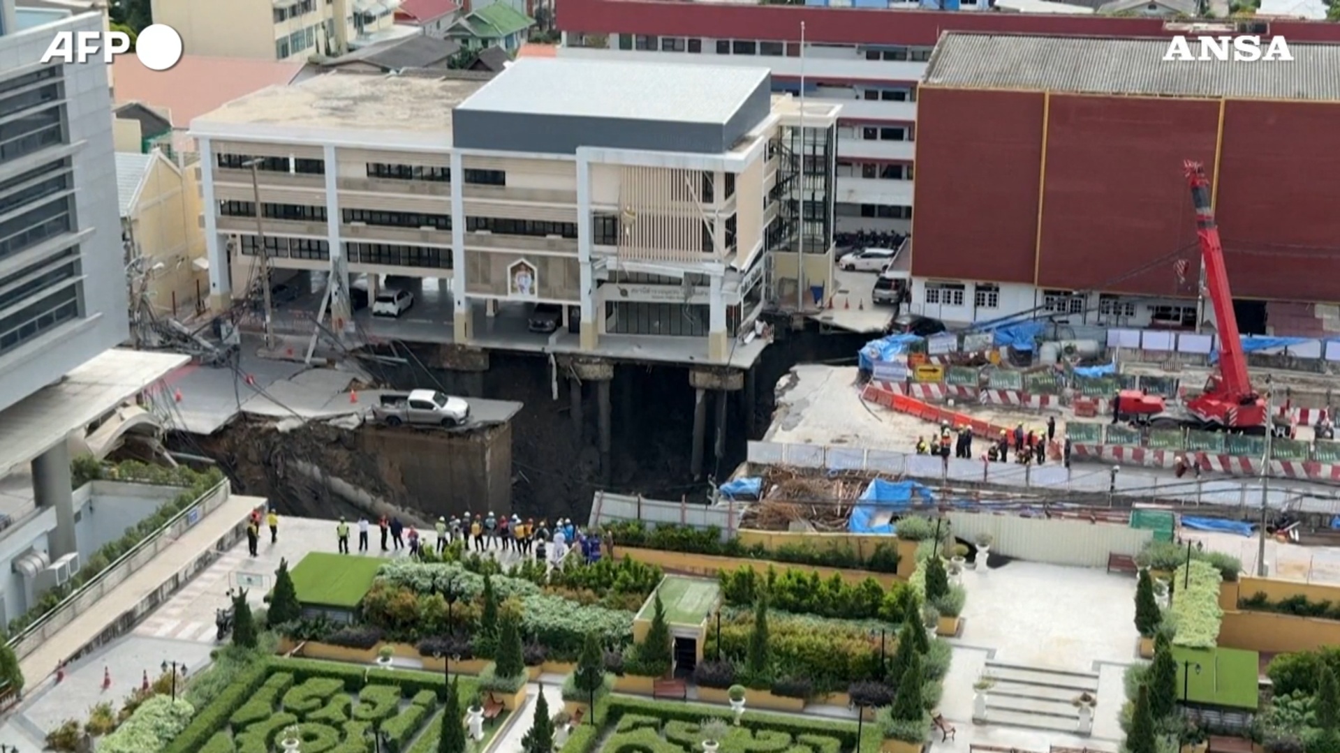 voragine di decine di metri si apre davanti a un ospedale di bangkok il video del buco impressionante