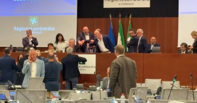 Copertina di Il centrodestra in Lombardia blocca il Consiglio per la caccia sui valichi, l’opposizione occupa i banchi della presidenza: “È la vostra priorità?”