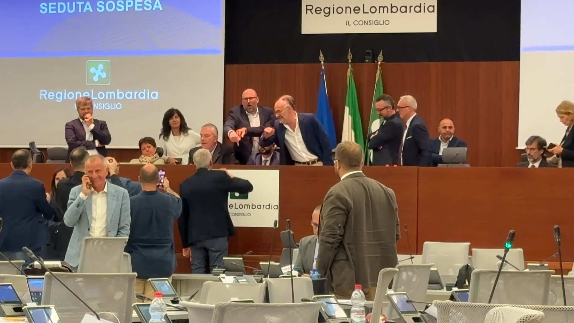 il centrodestra in lombardia blocca il consiglio per la caccia sui valichi l8217opposizione occupa i banchi della presidenza 200 la vostra priorit224