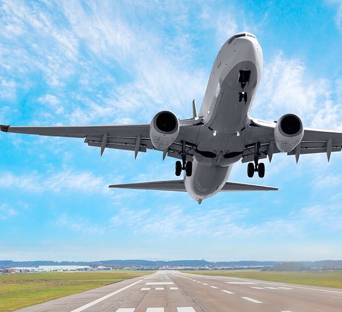 Bagaglio a mano gratis, fino a 600 euro di indennizzo per i voli in ritardo e niente costi extra per sedersi vicino ai figli: cosa cambia per gli aerei in Europa