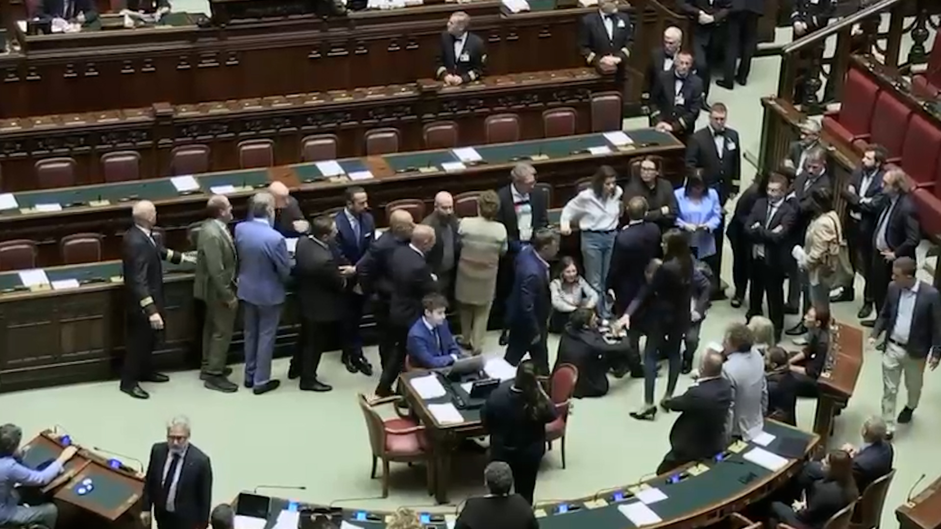 Attacco alla Flotilla, caos alla Camera. Le opposizioni occupano l’Aula: “Tajani, Crosetto e Meloni ...