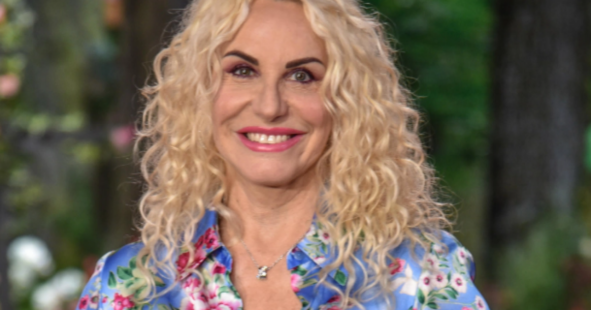 “Ho un problema al diaframma, che mi è salito tantissimo, sopra il cuore, sopra i polmoni. Incide, perché io parlo molto ma sono tosta e curata bene”: così Antonella Clerici
