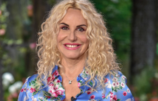 “Ho un problema al diaframma, che mi è salito tantissimo, sopra il cuore, sopra i polmoni. Incide, perché io parlo molto ma sono tosta e curata bene”: così Antonella Clerici
