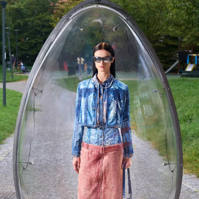 “Il più grande atto democratico della moda”: Diesel organizza una “caccia alle uova” in centro a Milano, ai vincitori un look per Natale