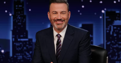Copertina di Jimmy Kimmel torna in onda (ma alcune reti non lo trasmettono): “Trump ha fatto del suo meglio per cancellarmi, ma alla fine ha costretto milioni di persone a guardare lo show”