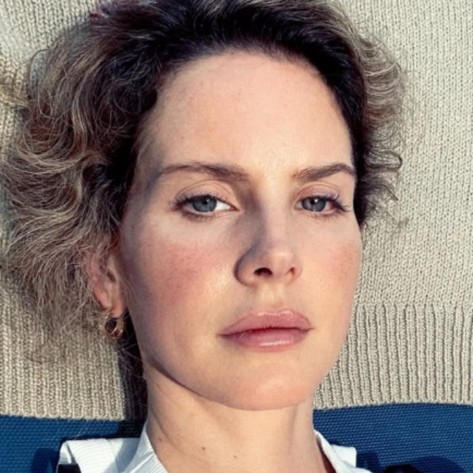 “Non è chirurgia estetica, non sono mai stata sotto i ferri o sotto anestesia in vita mia. Per il naso ho usato un filler”: così Lana Del Rey risponde a un commentatore