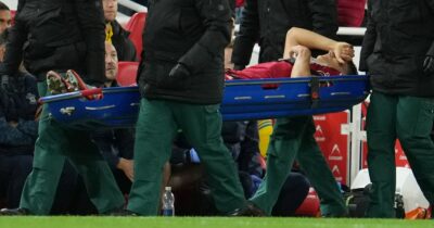 Copertina di Dramma Leoni, il difensore italiano si infortuna all’esordio col Liverpool: esce dal campo in lacrime, è grave