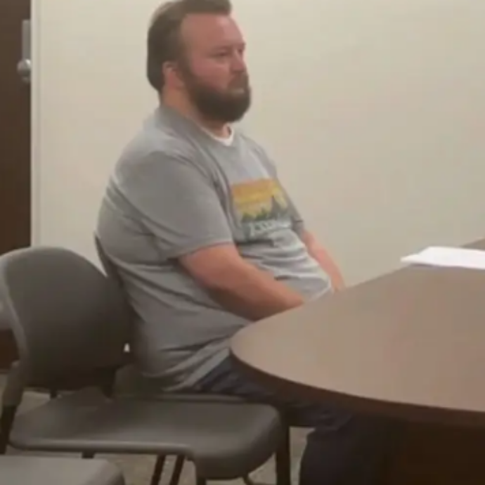 Assistente in una scuola spruzza spray “per imitare l’odore di feci” e provoca danni per 50mila euro: arrestato