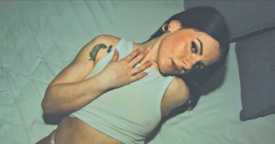 Copertina di Maestra regina di Onlyfans, ora lancia il calendario sexy