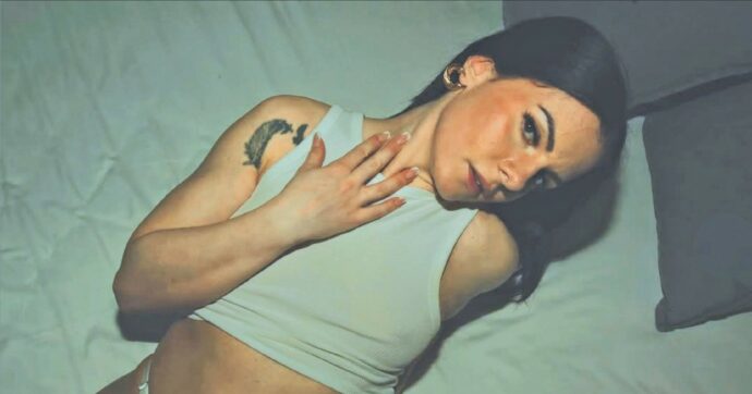 Maestra regina di Onlyfans, ora lancia il calendario sexy