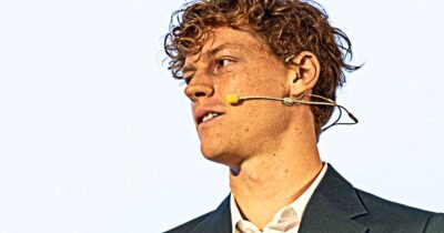 Copertina di Sinner avverte: “Sto lavorando a cose nuove, ma la percentuale di errori è ancora troppo alta”. Poi la replica a Federer: “È sempre stato così”