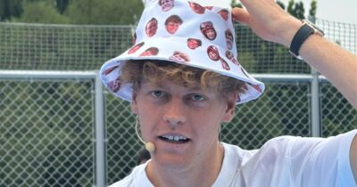 Copertina di Khachanov porta a Sinner un cappellino con le sue facce: la reazione inaspettata dell’azzurro | Video