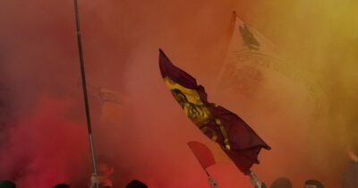 Copertina di Scontri tra ultras e polizia nel centro di Nizza: arrestati 103 tifosi della Roma “in possesso di armi”