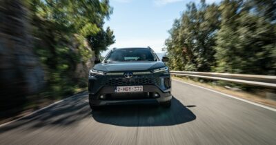 Copertina di Toyota Corolla Cross, la prova de Il Fatto.it – Più comfort, tecnologia e la novità GR Sport – FOTO