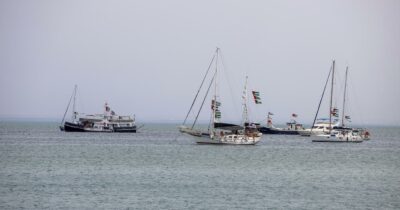 Copertina di La Flotilla è ripartita. La delegazione italiana resta a bordo, Tajani: “Sanno quali sono i rischi”. Poi l’ipotesi corridoi umanitari