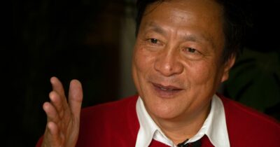 Copertina di Aereo si schianta e prende fuoco: muore Kongjian Yu, l’architetto che insegnava alle città come “bere” la pioggia