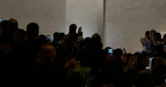 Copertina di Standing ovation e lunghi minuti di applausi davanti alla porta vuota: il tributo di pubblico e modelle a Re Giorgio alla sfilata di Emporio Armani