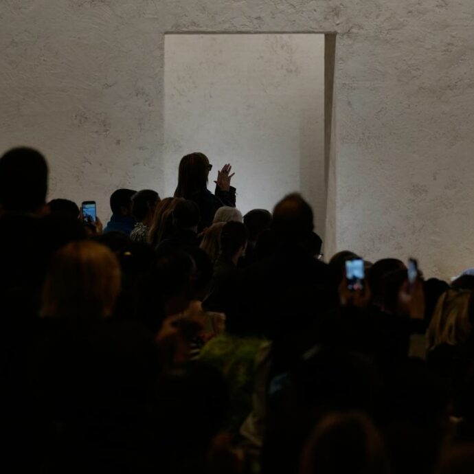 Standing ovation e lunghi minuti di applausi davanti alla porta vuota: il tributo di pubblico e modelle a Re Giorgio alla sfilata di Emporio Armani