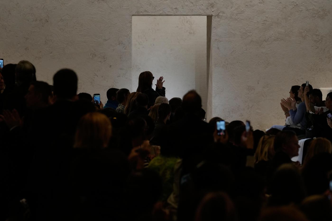 standing ovation e lunghi minuti di applausi davanti alla porta vuota il tributo di pubblico e modelle a re giorgio alla sfilata di empio armani