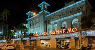 Copertina di “Non è possibile. Non è possibile. Ho vinto”: giocatore di poker sbanca il Casinò di Sanremo con una Scala Reale da 168mila euro, appeso il drappo nero con fiore bianco