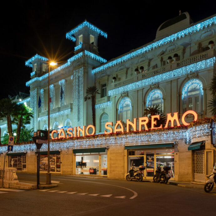 “Non è possibile. Non è possibile. Ho vinto”: giocatore di poker sbanca il Casinò di Sanremo con una Scala Reale da 168mila euro, appeso il drappo nero con fiore bianco