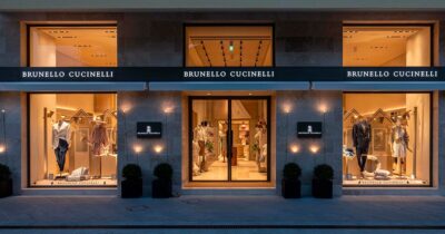 Copertina di Hegde fund contro Cucinelli: “Viola le sanzioni Ue contro la Russia”. Il gruppo: “Pieno rispetto delle regole”