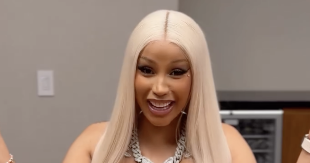 “Ho speso 12mila euro per un piercing nella piega del sedere ma poco dopo l’ho perso in un posto ‘inaspettato'”: il racconto di Cardi B