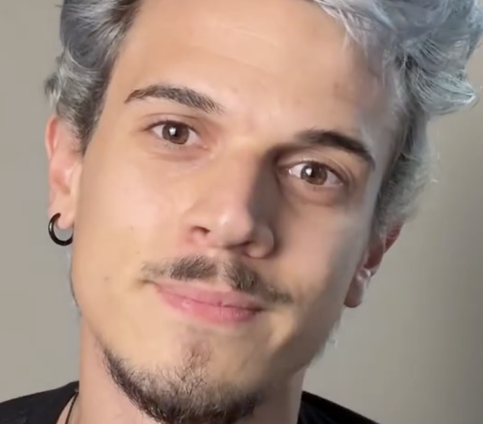 “Definisci bambino. È quello facile da colpire perché prima di scappare aspetta la mamma, guardandola urlare”: Pietro Morello e la filastrocca commovente