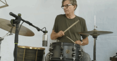 Copertina di È morto Massimo Pacciani: il batterista ha suonato per Antonello Venditti, Raf e Fiorello. Laura Pausini: “Grazie per il tuo talento e la tua amicizia”